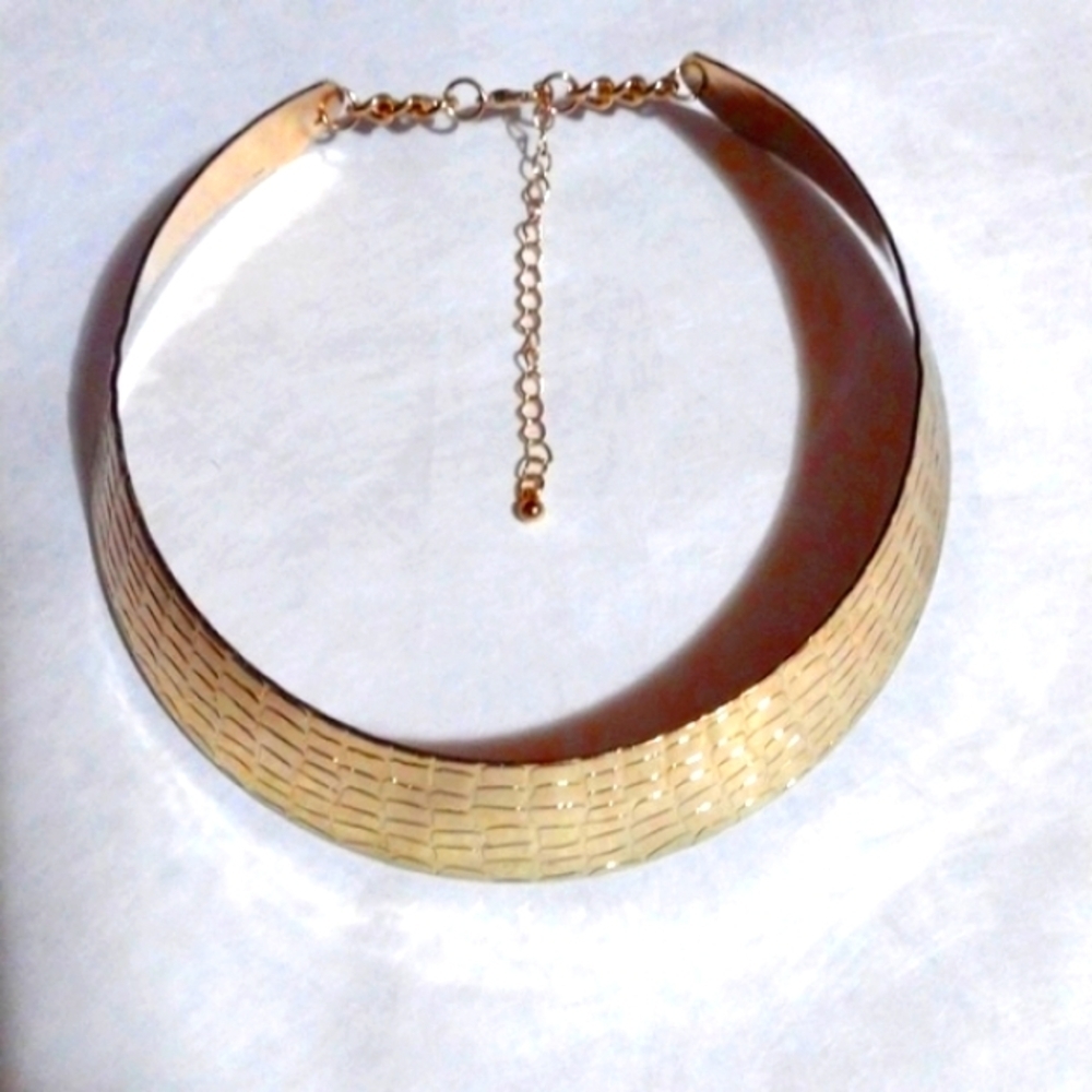 LARGE GOLD-TONE TORQUE HAMMERED-STYLE COLLAR ADJUSTABLE 14- 18.5" NECKLACE - Picture 3 of 11